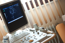 Das Foto zeigt ein Ultraschallgerät in der Praxis Liebermann